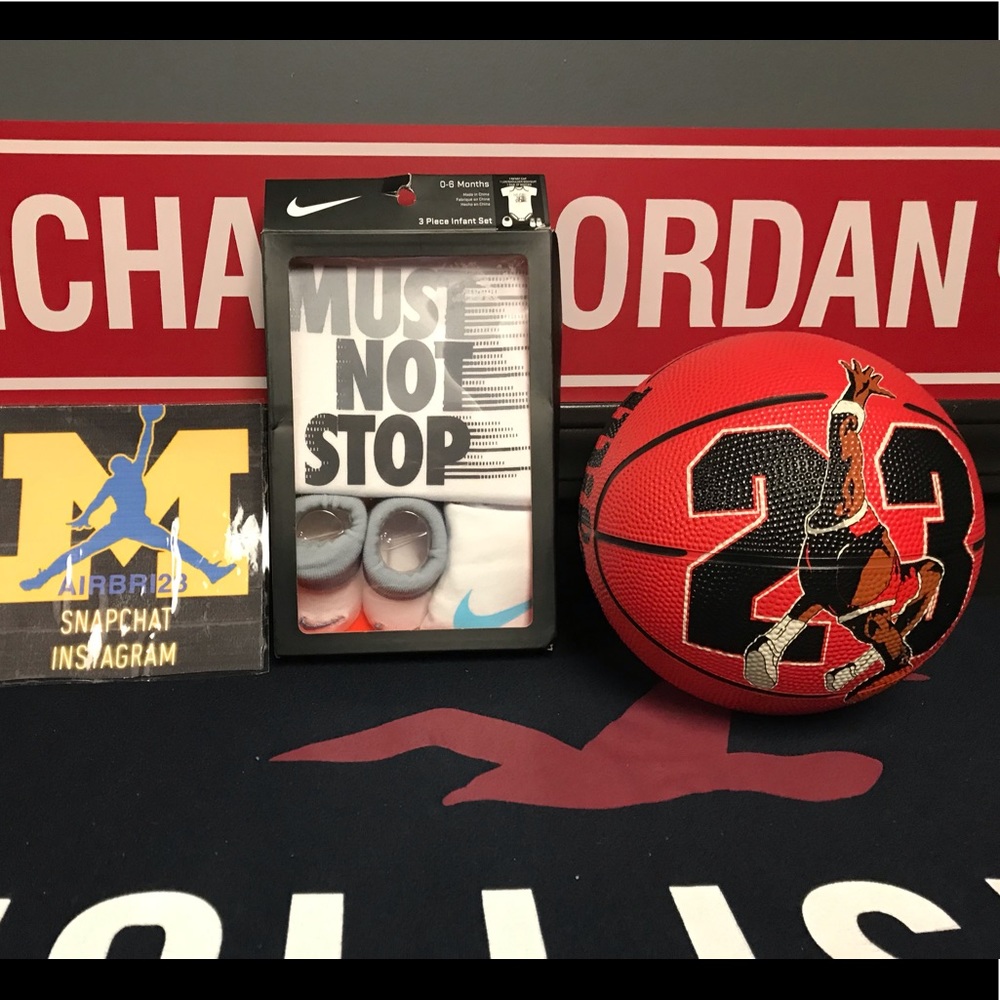 Nike 3 piece infant set 0-6 months